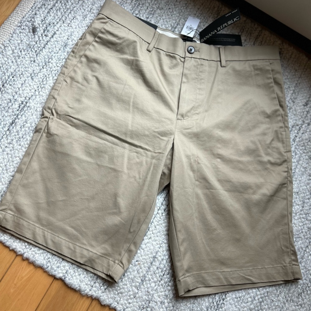 NWT Banana Republic Mens 32 Khaki Chino Shorts 11 Inch Inseam Tan Flat Front⁠